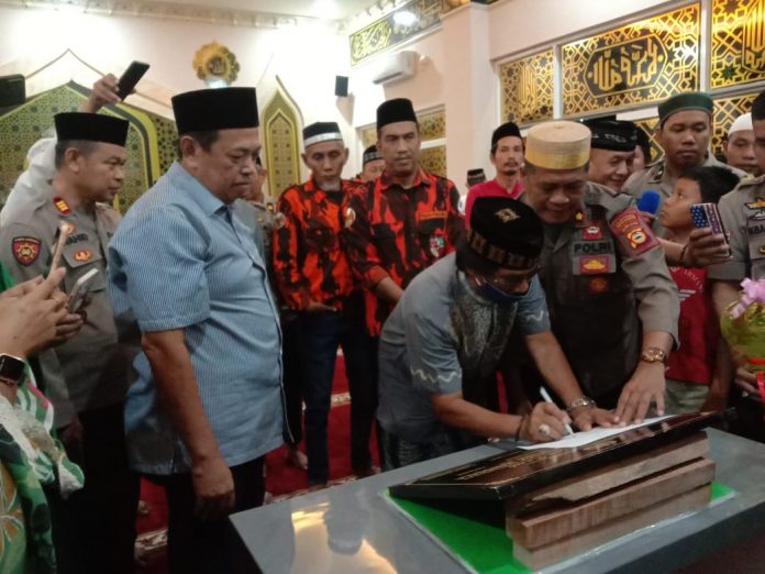 FOTO: Ketua Panitia Pembangunan Masjid Al Amaan Andi Pasamangi Wawo saat mendatangani prasasti.