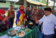 Wabup Asman Apresiasi TNI Turut Bantu Penurunan Stunting FOTO: Wakil Bupati Enrekang Asman SE membuka acara Sosialisasi Program Bangga Kencana dalam Percepatan Penurunan Stunting. Acara itu berlangsung di Kodim 1419 Enrekang, Jumat 9 September 2022.