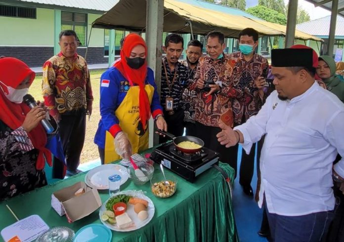 FOTO: Wakil Bupati Enrekang Asman SE membuka acara Sosialisasi Program Bangga Kencana dalam Percepatan Penurunan Stunting. Acara itu berlangsung di Kodim 1419 Enrekang, Jumat 9 September 2022.