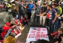 Tolak Kenaikan BBM, di Medan Sekelompok Mahasiswa Bakar Foto Pimpinan DPR RI FOTO: Aksi mahasiswa bakar foto pimpinan DPR RI saat demonstrasi penolakan kenaikan BBM/Net