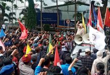 Mahasiswa Cipayung Plus Meminta Wali Kota Makassar dalam 1×24 Jam Sampaikan Permohonan Maaf ke Rakyat FOTO: Cipayung Plus mengelar aksi demonstrasi di balai Kota, walikota makassar. Sebanyak 10 organisasi mahasiswa menggelar aksi nya di kantor Pemkot Makassar itu. Jumat (9/9) siang.