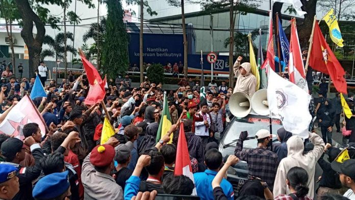 FOTO: Cipayung Plus mengelar aksi demonstrasi di balai Kota, walikota makassar. Sebanyak 10 organisasi mahasiswa menggelar aksi nya di kantor Pemkot Makassar itu. Jumat (9/9) siang.