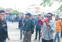 Gelar Aksi, Koalisi Pemerhati Tambang Lutim Desak DPRD Sulsel Lakukan RDP FOTO: Koalisi Pemerhati tambang Luwu Timur saat menggelar aksi demostrasi. Jumat (9/9/2022)