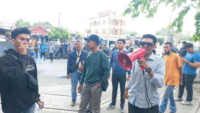 FOTO: Koalisi Pemerhati tambang Luwu Timur saat menggelar aksi demostrasi. Jumat (9/9/2022)