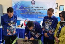 Akan Tampil Di Italia, SDS Plus Hang Tuah 7 Bogor Raih Pretasi Terbaik FOTO: Kepala Satuan Pendidikan ( Kasatdik) SDS Plus Hang Tuah 7 Ciangsana Bogor Oksida S.Ag dihadapan Ketua Umum PP Yayasan Hang Tuah Laksda (Purn) Dr. Dani Achdani, S.Sos., S.E., M.A.P melaporkan berbagai prestasi yang telah di raih siswanya saat kunjungan kerjanya yang berlangsung (09/09/22).