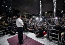 Anies Sayangkan Fotonya Dijadikan Judul Berita “Korupsi Bukan Lagi Kejahatan Luar Biasa” FOTO: Gubernur DKI Jakarta Anies Baswedan saat menemui awak media di pelataran gedung KPK usai diperiksa penyidik Komisi Pemberantasan korupsi atau KPK terkait kasus Formula E.