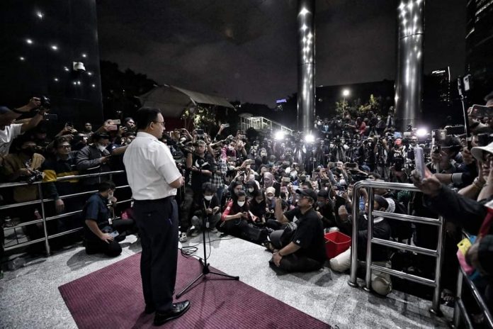 FOTO: Gubernur DKI Jakarta Anies Baswedan saat menemui awak media di pelataran gedung KPK usai diperiksa penyidik Komisi Pemberantasan korupsi atau KPK terkait kasus Formula E.