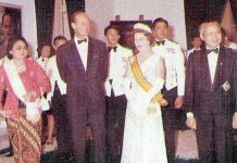 Berkunjung ke Indonesia Ratu Elizabeth dan Pangeran Phillip Disambut Ali Sadikin Foto: dari kiri Ibu Tien, Pangeran Phillip, Ratu Elizabeth II dan Presiden RI kedua Soeharto saat berada di istana negara 19 Maret 1974.