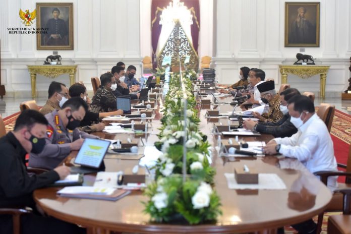 FOTO: Presiden Jokowi memimpin langsung rapat bersama jajarannya yang secara khusus membahas mengenai visa on arrival (VoA) dan Kartu Izin Tinggal Terbatas (Kitas). Rapat tersebut digelar di Istana Merdeka, Jakarta, Jumat (09/09/2022).