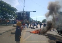 Gelar Aksi Tolak Kenaikan Harga BBM Bersubsidi, Mahasiswa Unimerz Makassar Ultimatum Jokowi FOTO: Mahasiswa Universitas Megarizki Makassar (Unimerz) menggelar aksi unjuk rasa di depan SPBU Antang, Ahad (10/9) aksi itu menyikapi kenaikan harga BBM bersubsidi oleh Pemerintah.