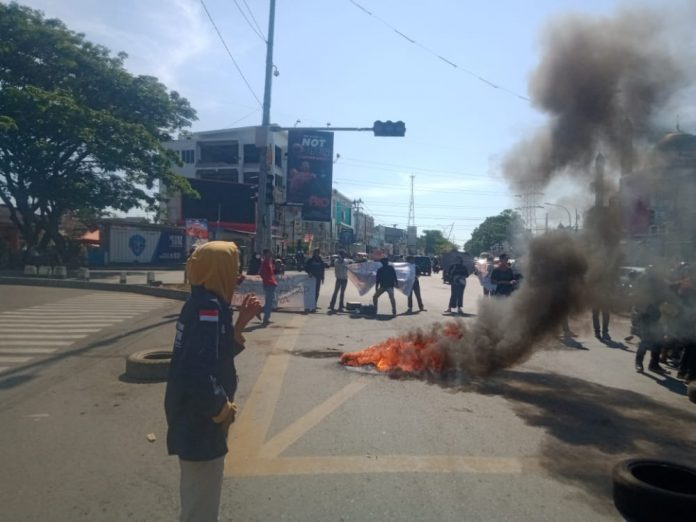 FOTO: Mahasiswa Universitas Megarizki Makassar (Unimerz) menggelar aksi unjuk rasa di depan SPBU Antang, Ahad (10/9) aksi itu menyikapi kenaikan harga BBM bersubsidi oleh Pemerintah.