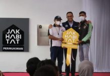 Jelang Akhir Masa Jabatan, Gubernur DKI Serahkan Kunci Rumah ke Warga Kampung Susun Kunir FOTO: Gubernur DKI Jakarta Anies Baswedan saat meresmikan Kampung Susun Kunir Jalan Kemukus Nomor 2, Kelurahan Pinangsia, Kecamatan Taman Sari, Jakarta Barat, Sabtu (10/9). Foto: dokumentasi Pemprov DKI Jakarta