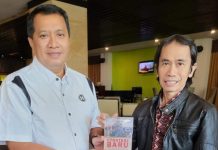 Bertemu Sestama Lemhannas RI, Arqam Azikin Berikan Buku Strategi Baru Pertahanan Negara FOTO: Kiri, Dr. Arqam Azikin dan Komisaris Jenderal Polisi Drs. Purwadi Arianto, M.Si. Sekretaris Utama (Sestama) Lembaga Ketahanan Nasional Republik Indonesia (Lemhannas RI)