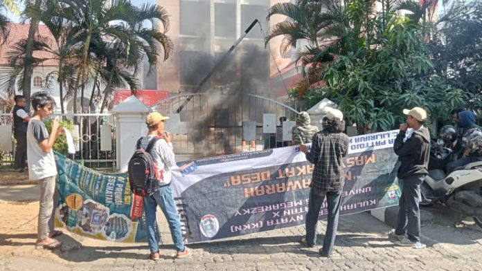 FOTO: Aktivis Kejam yang didominasi mahasiswa itu Senin, (12/9/2022) menggelar aksi di Pengadilan Negeri Makassar