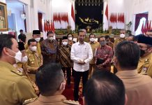 Kumpul Kepala Daerah, Presiden: Gunakan APBD untuk Selesaikan Persoalan Akibat Penyesuaian Harga BBM FOTO: Presiden Jokowi didampingi Wapres dan sejumlah menteri berdialog dengan sejumlah kepala daerah, di Istana Negara, Jakarta, Senin (12/09/2022). (Foto: Humas Setkab/Agung)