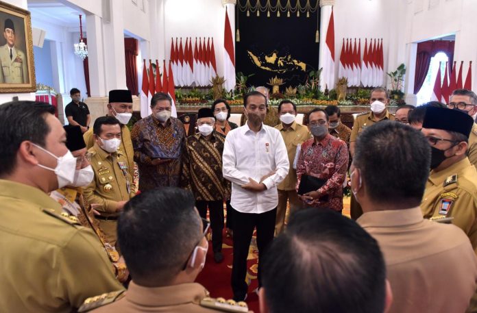 FOTO: Presiden Jokowi didampingi Wapres dan sejumlah menteri berdialog dengan sejumlah kepala daerah, di Istana Negara, Jakarta, Senin (12/09/2022). (Foto: Humas Setkab/Agung)