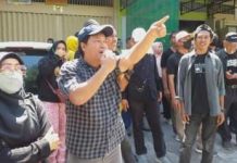 Soal Pasar Butung, Hakim PN Makassar Tolak Gugatan Pra Peradilan Tersangka Andri Yusuf FOTO: Pedagang Pasar Butung saat menggelar aksi unjuk rasa di PN Makassar.