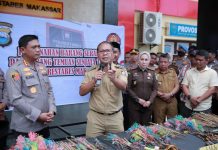 Wali Kota Makassar Klaim Batalyon 120 Berhasil Turunkan Kriminalitas, Netizen: Polisi Harusnya Malu FOTO: Wali Kota Makassar Moh. Ramdhan ‘Danny’ Pomanto, bersama Kapolrestabes Makassar Kombes Pol Budhi Haryanto, Kajari Makassar Andi Sundari, dan Ketua DPRD Makassar Rudianto Lallo. Melakukan pemusnahan Senjata Tajam (Sajam) sebanyak 940 buah, di Lapangan Apel Polrestabes Makassar, Selasa (13/09).