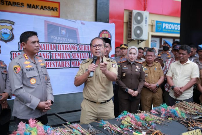 FOTO: Wali Kota Makassar Moh. Ramdhan ‘Danny’ Pomanto, bersama Kapolrestabes Makassar Kombes Pol Budhi Haryanto, Kajari Makassar Andi Sundari, dan Ketua DPRD Makassar Rudianto Lallo. Melakukan pemusnahan Senjata Tajam (Sajam) sebanyak 940 buah, di Lapangan Apel Polrestabes Makassar, Selasa (13/09).