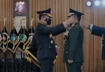 Kapolri Menganugerahkan KSAD Tanda Kehormatan Bintang Bhayangkara Utama FOTO: Penganugerahan tanda kehormatan Bintang Bhayangkara Utama berlangsung di Mabes Polri Jl. Trunojoyo, Kota Jakarta Selatan, Selasa, 13 September 2022.