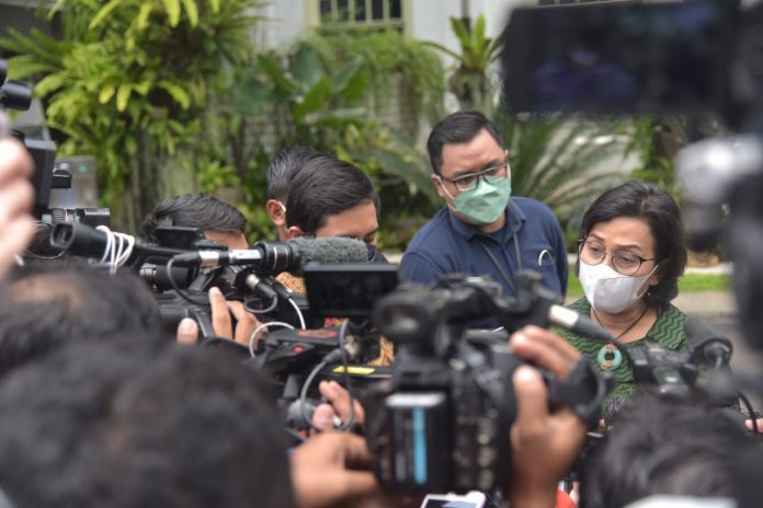 FOTO: Menkeu Sri Mulyani Indrawati saat menjawab pertanyaan wartawan usai rapat terkait Persiapan Keketuaan Indonesia pada ASEAN 2023, di Kompleks Istana Kepresidenan, Jakarta, Selasa (13/09/2022). (Foto: Humas Setkab/Agung)