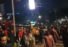 Aksi Hingga Malam Hari, Mahasiswa dan Buruh Masih Bertahan di Patung Kuda Foto: Mahasiswa dan Buruh hingga malam masih menggelar unjuk rasa Patung Kuda Arjuna Wiwaha, Jalan Medan Merdeka Barat, pada Selasa sore (13/9).
