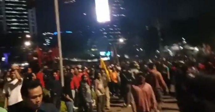 Foto: Mahasiswa dan Buruh hingga malam masih menggelar unjuk rasa Patung Kuda Arjuna Wiwaha, Jalan Medan Merdeka Barat, pada Selasa sore (13/9).