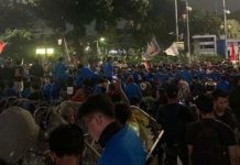 Polisi: Sudah pukul 18.20, Mahasiswa: “Tidak ada Kata Mundur dalam Perlawanan” Foto: Mahasiswa dan Buruh hingga malam masih menggelar unjuk rasa Patung Kuda Arjuna Wiwaha, Jalan Medan Merdeka Barat, pada Selasa sore (13/9).