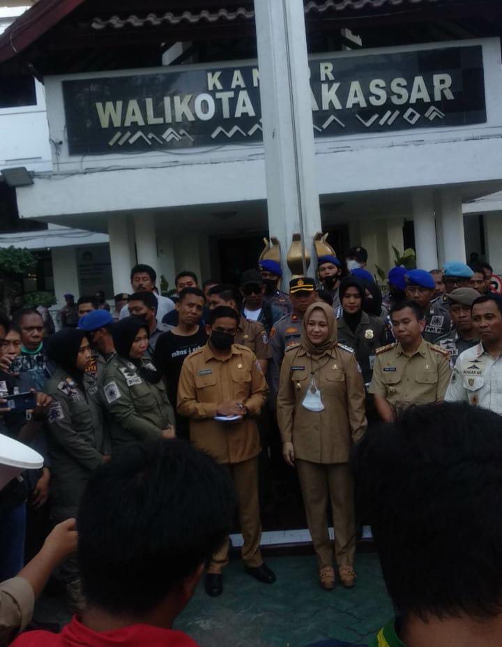 FOTO: Fatmawati Rusdi, Wakil Walikota saat menerima perwakilan kelompok Cipayung Plus di halaman kantor balai kota Makassar. Selasa, (13/9)