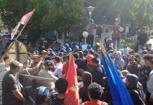 Kembali Geruduk Balai Kota, DP Menghilang, Fatmawati Rusdi Temui Kelompok Cipayung Plus FOTO:: Mahasiswa dari kelompok Cipayung Plus mendatangi kantor balai kota Makassar, Kecamatan Ujung Pandang, di jalan Jenderal Ahmad Yani Makassar. Selasa, (13/9)