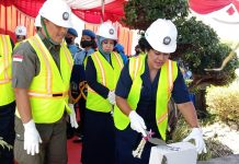 Awali Pembangunan Sarpras di Dua Satdik Surabaya, Ketua Pembina Yayasan Hang Tuah Letakkan Batu Pertama FOTO: Ketua Pembina Yayasan Hang Tuah Ny. Vero Yudo Margono saat pelaksanaan peletakan batu pertama pembangunan Masjid Bahrul Ilmi dan pembangunan 3 ruang kelas di SMA Hang Tuah 2 Sidoarjo Selasa,(13/09/22).