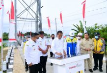 Presiden dan Ibu Negara, Hadir Resmikan Jembatan Gantung Wear Fair di Kei Kecil FOTO: Presiden Jokowi saat meninjau Jembatan Gantung Wear Fair, di Kabupaten Maluku Tenggara, Provinsi Maluku, pada Rabu (14/09/2022). (Foto: BPMI Setpres/Muchlis Jr)