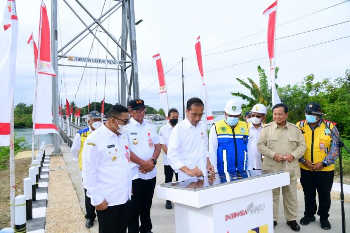 FOTO: Presiden Jokowi saat meninjau Jembatan Gantung Wear Fair, di Kabupaten Maluku Tenggara, Provinsi Maluku, pada Rabu (14/09/2022). (Foto: BPMI Setpres/Muchlis Jr)