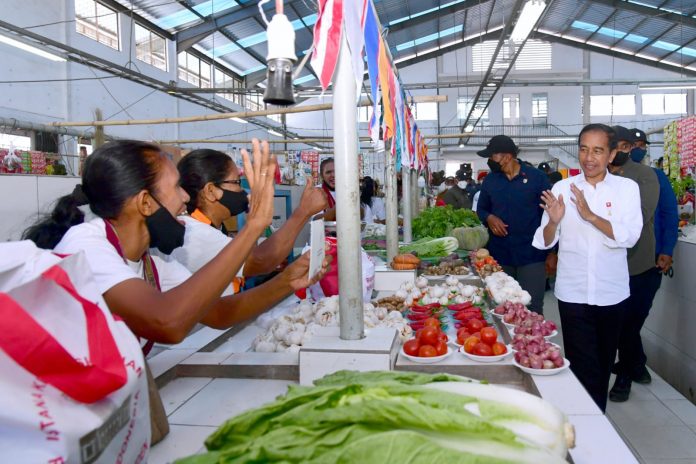 FOTO: Presiden Joko Widodo saat berkunjung ke Pasar Langgur, Kabupaten Maluku Tenggara, pada Kamis (15/09/2022).