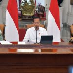 Presiden Jokowi Berikan Keterangan Pers Terkait Program BLT Bahan Bakar Minyak dan Bantuan Subsidi Upah FOTO: Presiden Jokowi memberikan keterangan pers bersama Menteri Sosial Tri Rismaharini dan Menteri Ketenagakerjaan Ida Fauziyah di Istana Merdeka Jakarta, Jumat (16/09/2022) siang. (Foto: Humas Setkab/Rahmat)