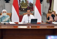 Presiden Jokowi Berikan Keterangan Pers Terkait Program BLT Bahan Bakar Minyak dan Bantuan Subsidi Upah FOTO: Presiden Jokowi memberikan keterangan pers bersama Menteri Sosial Tri Rismaharini dan Menteri Ketenagakerjaan Ida Fauziyah di Istana Merdeka Jakarta, Jumat (16/09/2022) siang. (Foto: Humas Setkab/Rahmat)