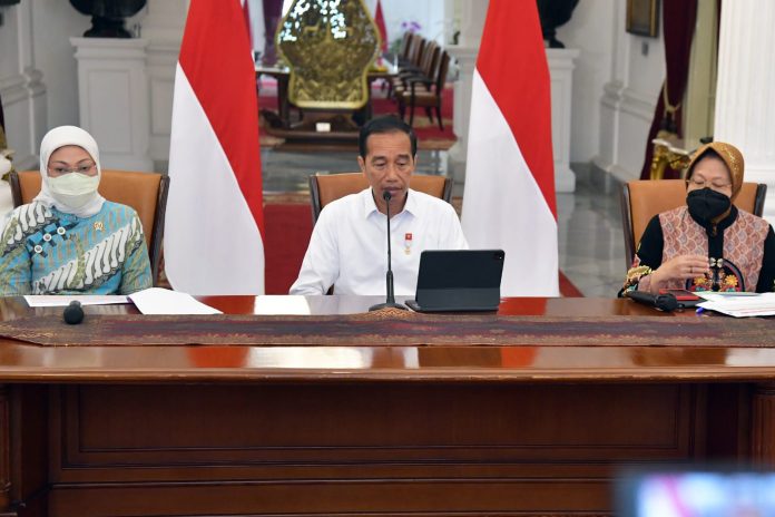 FOTO: Presiden Jokowi memberikan keterangan pers bersama Menteri Sosial Tri Rismaharini dan Menteri Ketenagakerjaan Ida Fauziyah di Istana Merdeka Jakarta, Jumat (16/09/2022) siang. (Foto: Humas Setkab/Rahmat)