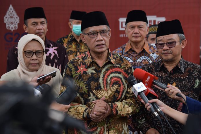 FOTO: Ketua Umum PP Muhammadiyah Haedar Nashir saat memberikan keterangan pers di Kompleks Istana Kepresidenan, Jakarta, pada Jumat (16/09/2022). (Foto: Humas Setkab/Rahmat)