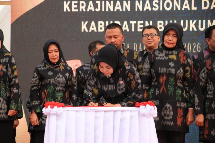 FOTO: Ketua Dekranasda Bulukumba Andi Herfida Attas saat mendatangani SK Kepengurusan