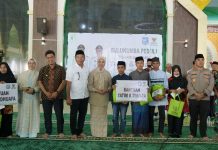 Bupati Andi Utta Serahkan Santunan kepada 377 Anak Yatim dan Dhuafa FOTO: Bupati Andi Muchtar Ali Yusuf saat menyerahkan santunan kepada Yatim dan Dhuafa.