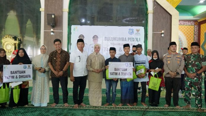 FOTO: Bupati Andi Muchtar Ali Yusuf saat menyerahkan santunan kepada Yatim dan Dhuafa.