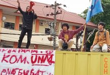 Senin Petang, Hipermata Komisariat UNM Gelar Aksi Penolakan Kenaikan Harga BBM Bersubsidi FOTO: Himpunan Pelajar Mahasiswa Takalar (Hipermata) Komisariat Universitas Negeri Makassar (UNM) menggelar aksi dengan menutup sebagian jalan AP. Pettarani. Senin (19/9) petang.