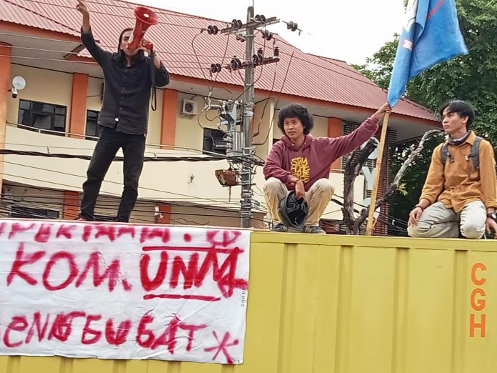 FOTO: Himpunan Pelajar Mahasiswa Takalar (Hipermata) Komisariat Universitas Negeri Makassar (UNM) menggelar aksi dengan menutup sebagian jalan AP. Pettarani. Senin (19/9) petang.