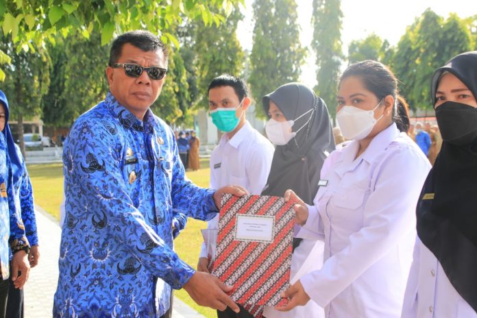 FOTO: SK pengangkatan diserahkan langsung oleh Bupati Bulukumba Andi Muchtar Ali Yusuf di sela Apel Gabungan OPD, di halaman Kantor Bupati Bulukumba, Senin 19 September 2022.