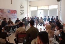 Dihadiri Aktivis Mahasiswa UNHAS dan UMI Bahas Pemilu Berkualitas bersama Ketua Bawaslu Makassar FOTO: Lembaga Pena Institut menggelar kegiatan diskusi publik bertajuk "Mengawal Pesta Demokrasi 2024 Sejak Dini Dengan Pengawasan dan Pemetaan Potensi Konflik di Warkop Sama, Jalan Topaz, Makassar, Selasa (20/9/2022).