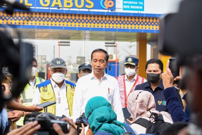 FOTO: Presiden Jokowi saat didampingi Menteri BUMN Erick Thohir usai meresmikan Tol Cibitung-Cilincing di Gerbang Tol Gabus, Kabupaten Bekasi, Jawa Barat.