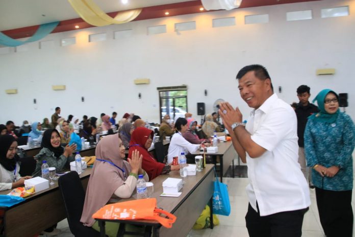 FOTO: Bupati Bulukumba Andi Muchtar Ali Yusuf membuka kegiatan bimbingan teknis (Bimtek) Keamanan Pangan bagi Pelaku Usaha Industri Rumah Tangga (PIRT) di Hotel Agri, Selasa, 20 September 2022.