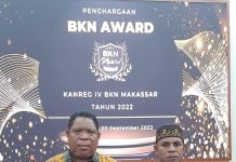 Kota Tual Terima BKN Award 2022, Adam Rahayaan: Peningkatan Kinerja SDM ASN Perlu FOTO: Wali kota Tual, Adam Rahayaan dalam acara BKN Award tahun 2022 di Baruga Pattingalloang, Rumah Jabatan Gubernur Sulsel, Selasa (20/9/2022).