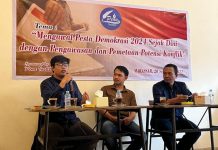 Pengamat Politik UTS Harap Pemilu 2024 Harus Meningkat Secara Kualitas dan Kuantitas FOTO: Paling kiri akademisi dari Universitas Teknologi Sulawesi/pengamat politik Babra Kamal sebagai nara sumber diskusi publik bertajuk “Mengawal Pesta Demokrasi 2024 Sejak Dini Dengan Pengawasan dan Pemetaan Potensi Konflik di Warkop Sama, Jalan Topaz,