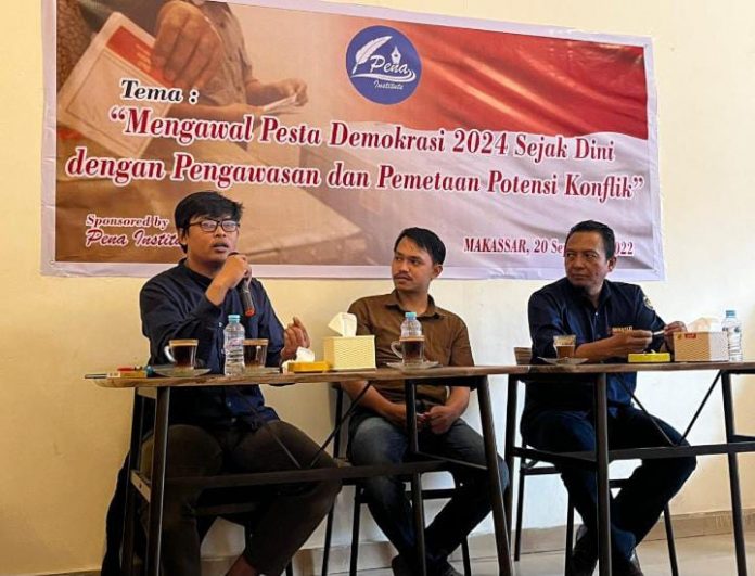 FOTO: Paling kiri akademisi dari Universitas Teknologi Sulawesi/pengamat politik Babra Kamal sebagai nara sumber diskusi publik bertajuk “Mengawal Pesta Demokrasi 2024 Sejak Dini Dengan Pengawasan dan Pemetaan Potensi Konflik di Warkop Sama, Jalan Topaz,